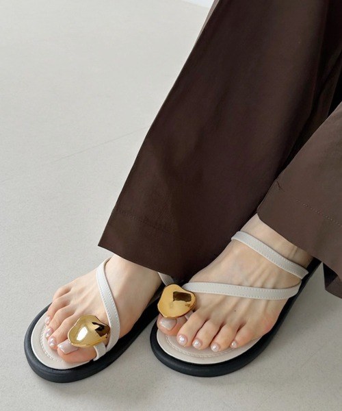 Ada.（エイダ）の「華奢ストップ ゴールドパーツ フラットサンダル（サンダル・レディース・ブラック/ブラウン/ホワイト・S/L/M）」の9枚目の写真