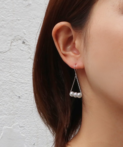 Seashore Uwajima Akoya Pearls（シーショアウワジマアコヤシンジュ）の「あこや真珠 3珠付 トライアングル ピアス（ピアス（両耳用）・レディース・ホワイト×シルバー・ONESIZE）」の2枚目の写真