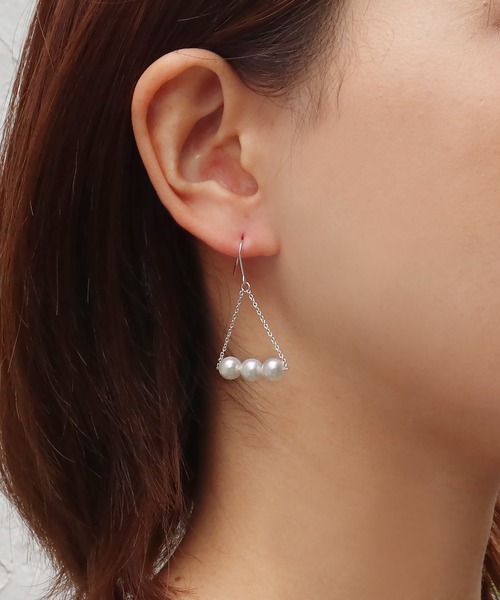 Seashore Uwajima Akoya Pearls（シーショアウワジマアコヤシンジュ）の「あこや真珠 3珠付 トライアングル ピアス（ピアス（両耳用）・レディース・ホワイト×シルバー・ONESIZE）」の3枚目の写真