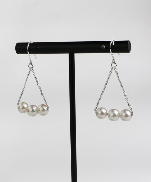 Seashore Uwajima Akoya Pearls（シーショアウワジマアコヤシンジュ）の「あこや真珠 3珠付 トライアングル ピアス（ピアス（両耳用）・レディース・ホワイト×シルバー・ONESIZE）」の4枚目の写真