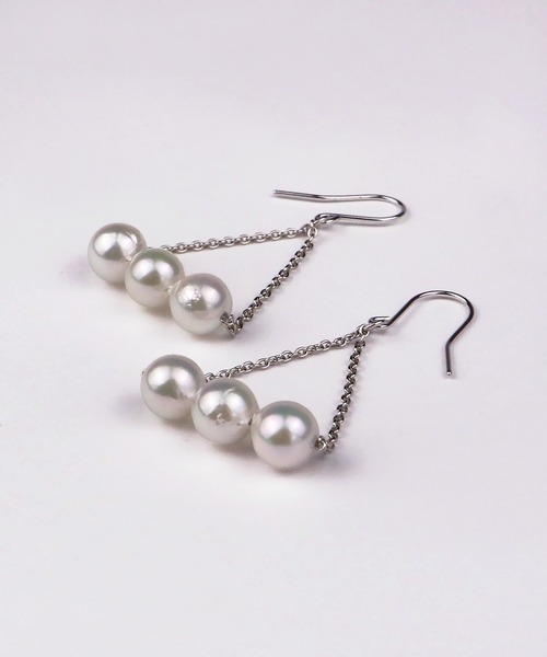Seashore Uwajima Akoya Pearls（シーショアウワジマアコヤシンジュ）の「あこや真珠 3珠付 トライアングル ピアス（ピアス（両耳用）・レディース・ホワイト×シルバー・ONESIZE）」の5枚目の写真