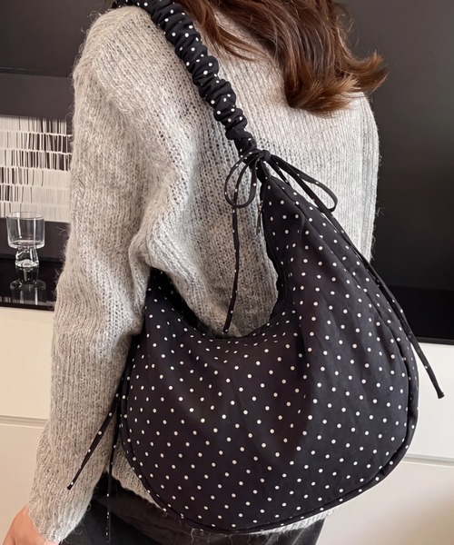 P.V.T(ピーブイティー)の「ギャザーハンドルドットバッグ(ハンドバッグ・レディース・Black/White/Red・F)」の3枚目の写真