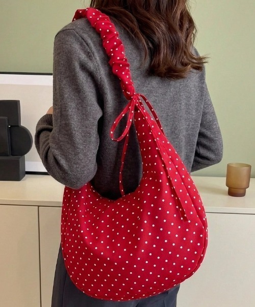 P.V.T(ピーブイティー)の「ギャザーハンドルドットバッグ(ハンドバッグ・レディース・Black/White/Red・F)」の1枚目の写真