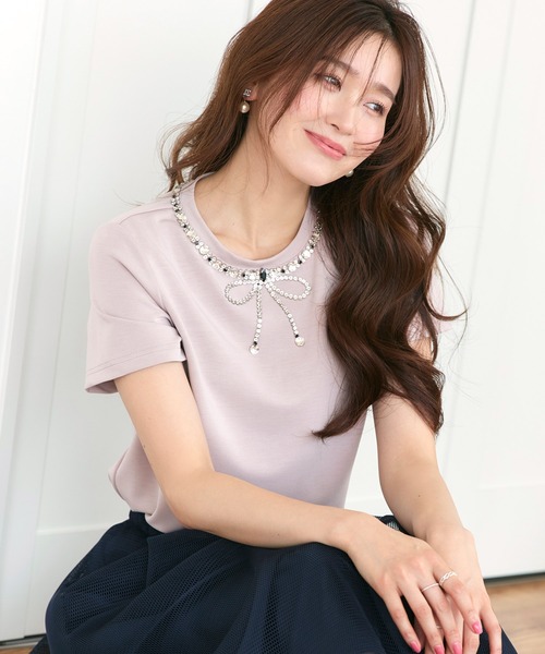 RUIRUE BOUTIQUE(ルイルエブティック)の「洗える ストレッチ | ドレスTシャツ ( ビジュー リボン ) | トップス・Tシャツ・カットソー・半袖Tシャツ・きれいめTシャツ・白Tシャツ(Tシャツ/カットソー・レディース・ブラック/ホワイト/ピンク・L/M)」の1枚目の写真