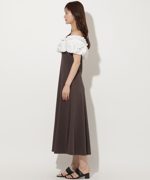 AND COUTURE(アンドクチュール)の「オフショルフリルカットワンピース(ワンピース・レディース・ブラック/チャコールグレー/ネイビー・FREE)」の10枚目の写真