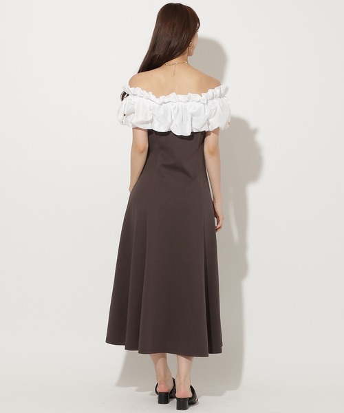 AND COUTURE(アンドクチュール)の「オフショルフリルカットワンピース(ワンピース・レディース・ブラック/チャコールグレー/ネイビー・FREE)」の11枚目の写真