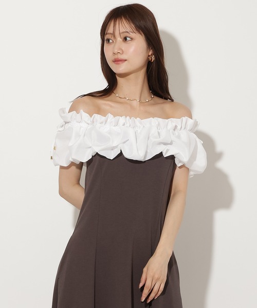 AND COUTURE(アンドクチュール)の「オフショルフリルカットワンピース(ワンピース・レディース・ブラック/チャコールグレー/ネイビー・FREE)」の12枚目の写真