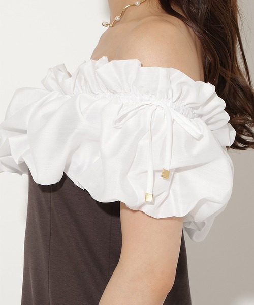 AND COUTURE(アンドクチュール)の「オフショルフリルカットワンピース(ワンピース・レディース・ブラック/チャコールグレー/ネイビー・FREE)」の13枚目の写真