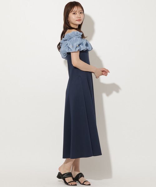 AND COUTURE(アンドクチュール)の「オフショルフリルカットワンピース(ワンピース・レディース・ブラック/チャコールグレー/ネイビー・FREE)」の17枚目の写真