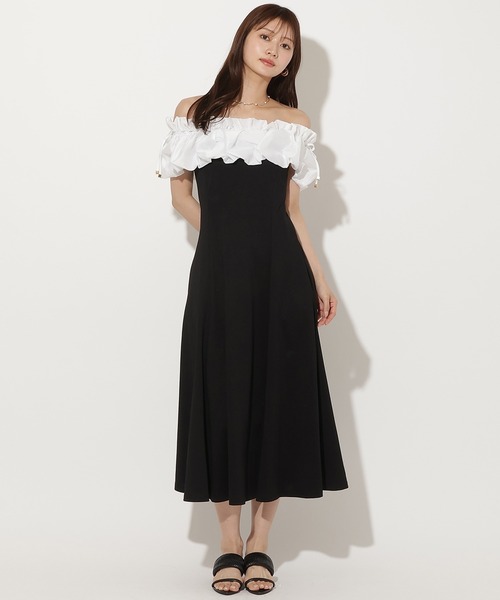 AND COUTURE(アンドクチュール)の「オフショルフリルカットワンピース(ワンピース・レディース・ブラック/チャコールグレー/ネイビー・FREE)」の4枚目の写真