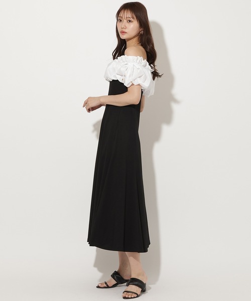 AND COUTURE(アンドクチュール)の「オフショルフリルカットワンピース(ワンピース・レディース・ブラック/チャコールグレー/ネイビー・FREE)」の5枚目の写真