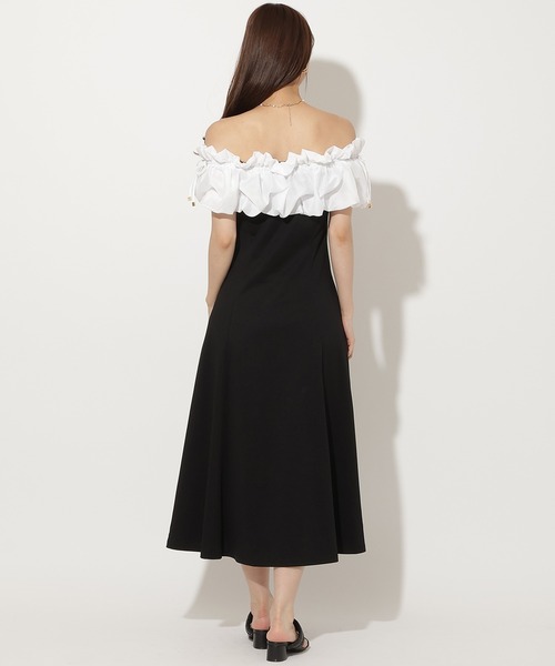 AND COUTURE(アンドクチュール)の「オフショルフリルカットワンピース(ワンピース・レディース・ブラック/チャコールグレー/ネイビー・FREE)」の6枚目の写真