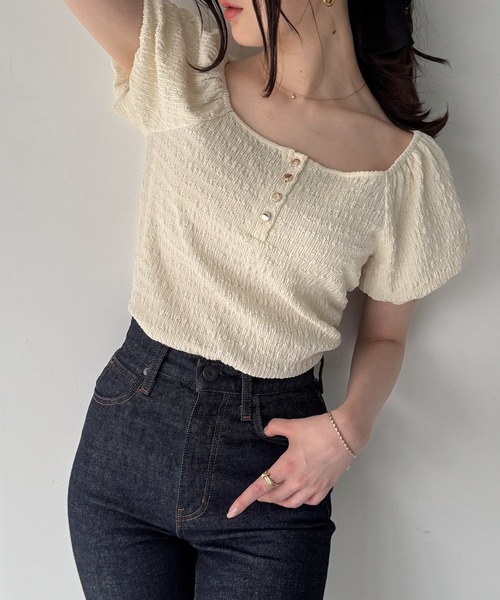 junoah(ジュノア)の「ヘンリーネックパフスリーブジャガードカットソー(Tシャツ/カットソー・レディース・アイボリー/ブラック/ネイビー・MEDIUM/SMALL/LARGE)」の1枚目の写真