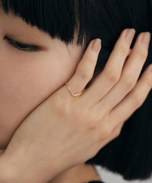 COCOSHNIK ONKITSCH(ココシュニックオンキッチュ)の「K10Vラインピンキーリング(リング・レディース・イエローゴールド・03/05)」の8枚目の写真