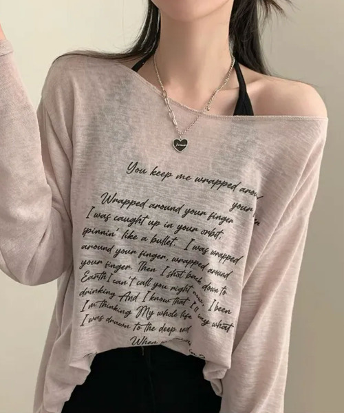 VIVID LADY(ビビッドレディー)の「レタリングプリント ボートネック シアー 長袖トップス(Tシャツ/カットソー・レディース・ブラック/グレー/アイボリー/ベージュ・FREE)」の4枚目の写真