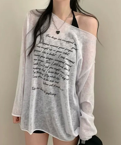 VIVID LADY(ビビッドレディー)の「レタリングプリント ボートネック シアー 長袖トップス(Tシャツ/カットソー・レディース・ブラック/グレー/アイボリー/ベージュ・FREE)」の1枚目の写真