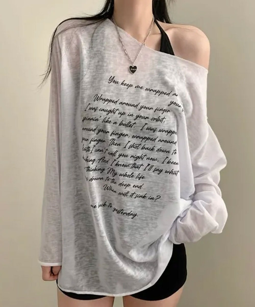 VIVID LADY(ビビッドレディー)の「レタリングプリント ボートネック シアー 長袖トップス(Tシャツ/カットソー・レディース・ブラック/グレー/アイボリー/ベージュ・FREE)」の5枚目の写真