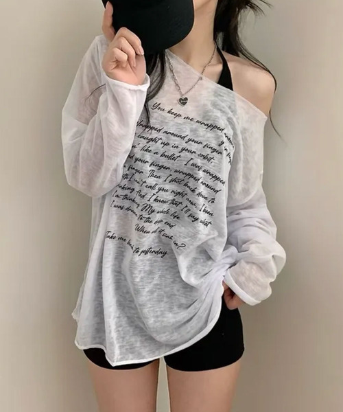 VIVID LADY(ビビッドレディー)の「レタリングプリント ボートネック シアー 長袖トップス(Tシャツ/カットソー・レディース・ブラック/グレー/アイボリー/ベージュ・FREE)」の6枚目の写真