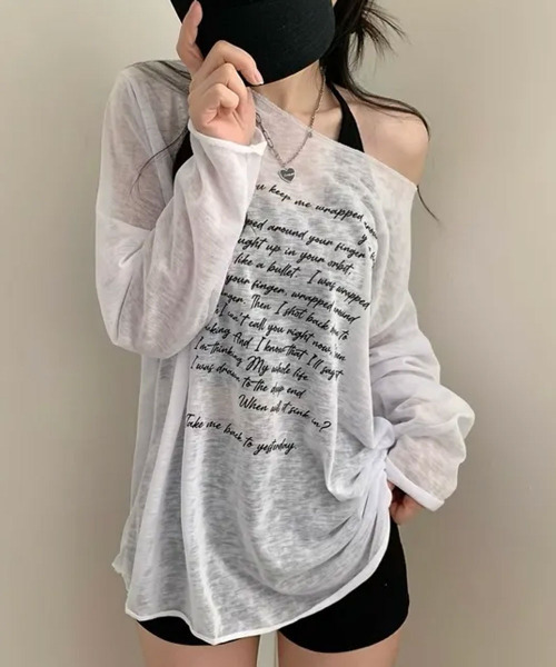 VIVID LADY(ビビッドレディー)の「レタリングプリント ボートネック シアー 長袖トップス(Tシャツ/カットソー・レディース・ブラック/グレー/アイボリー/ベージュ・FREE)」の7枚目の写真
