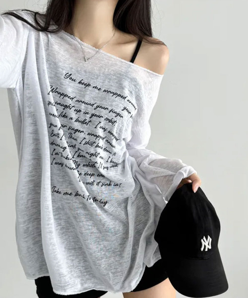 VIVID LADY(ビビッドレディー)の「レタリングプリント ボートネック シアー 長袖トップス(Tシャツ/カットソー・レディース・ブラック/グレー/アイボリー/ベージュ・FREE)」の9枚目の写真