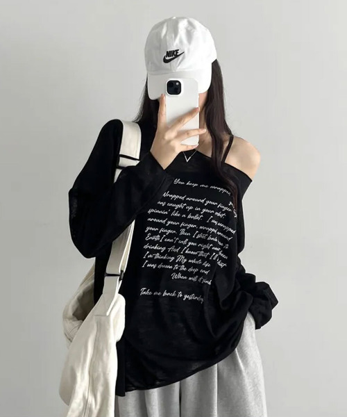 VIVID LADY(ビビッドレディー)の「レタリングプリント ボートネック シアー 長袖トップス(Tシャツ/カットソー・レディース・ブラック/グレー/アイボリー/ベージュ・FREE)」の18枚目の写真