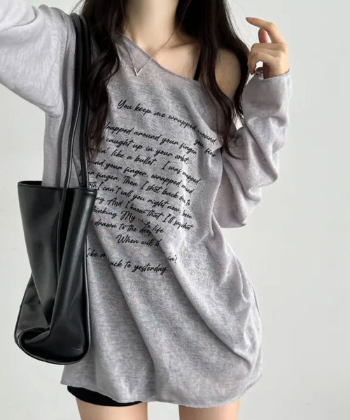 VIVID LADY(ビビッドレディー)の「レタリングプリント ボートネック シアー 長袖トップス(Tシャツ/カットソー・レディース・ブラック/グレー/アイボリー/ベージュ・FREE)」の19枚目の写真