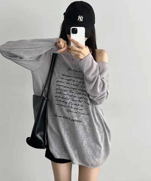 VIVID LADY(ビビッドレディー)の「レタリングプリント ボートネック シアー 長袖トップス(Tシャツ/カットソー・レディース・ブラック/グレー/アイボリー/ベージュ・FREE)」の22枚目の写真