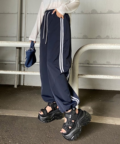 non-hedge(ノンヘッジ)の「ライントラックワイドパンツ(その他パンツ・レディース・ネイビー/ライトグレー/ブラック/チャコールグレー・FREE)」の4枚目の写真