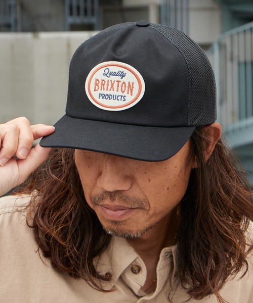 BRIXTON(ブリクストン)の「BRIXTON/ブリクストン HENRY MP TRUCKER ミディアムプロファイル フェルト刺繍 フラットバイザー メッシュ 6Pキャップ スナップバック ストリートメンズ 2026年 夏 夏服(キャップ・メンズ・ブラック/レッド・ONE SIZE)」の1枚目の写真