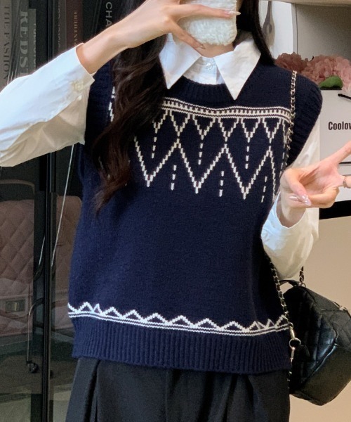 AMAJI(アマジ)の「クルーネック ニットベスト(ニット/セーター・レディース・ネイビー/ベージュ・FREE)」の2枚目の写真