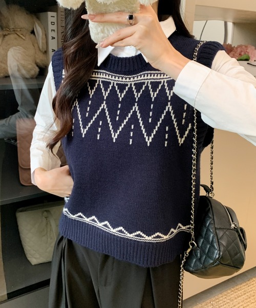 AMAJI(アマジ)の「クルーネック ニットベスト(ニット/セーター・レディース・ネイビー/ベージュ・FREE)」の4枚目の写真