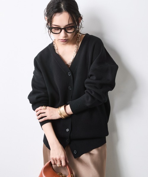 CHIC STYLE(シックスタイル)の「Vネックニットカーディガン<大きいサイズ有>シックスタイル(カーディガン/ボレロ・レディース・グレー/ワイン/ブラック/ライトベージュ・M/3L/LL/L/5L/4L)」の2枚目の写真
