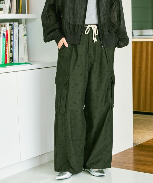 niko and...(ニコアンド)の「プリントバックサテンカーゴ(カーゴパンツ・レディース・アイボリー/ライトブラウン/カーキ・MEDIUM/LARGE)」の3枚目の写真