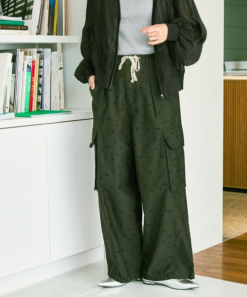 niko and...(ニコアンド)の「プリントバックサテンカーゴ(カーゴパンツ・レディース・アイボリー/ライトブラウン/カーキ・MEDIUM/LARGE)」の11枚目の写真