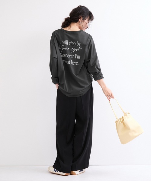 le cercle ADAM ET ROPE'(ルセルクルアダムエロペ)の「ロゴ刺繍バックラウンドヘムロンTEE(Tシャツ/カットソー・レディース・ホワイト/チャコールグレー/ブラウン・FREE)」の5枚目の写真