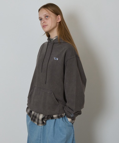 PENNEYS（ぺニーズ）の「【ROOPTOKYO別注】 PENNEYS/ペニーズ 8.8oz フェード加工 プルオーバーパーカー スウェット トレーナー 刺繍ロゴ カジュアル ストリート 2026年秋冬 秋服 冬服（パーカー・メンズ・ネイビー/スミクロ・M/L/XL）」の15枚目の写真