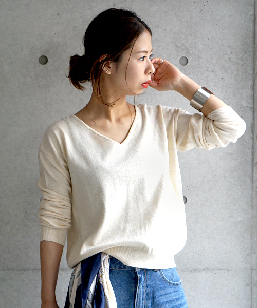 laboratory work(ラボラトリーワーク)の「シャイニーコットンVネックプルオーバー(ニット/セーター・レディース・サックスブルー/ピンク/杢グレー/ライトイエロー/ラベンダー・MEDIUM)」の16枚目の写真