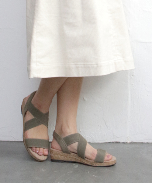 SESTO（セスト）の「ゴムでフィットするので靴ズレしにくい3.5cmヒールゴムフィットサンダル（サンダル・レディース・コーラル/ライトグレー/テラコッタ/ライトカーキ/アイボリー/ブラック/マスタード/ピンクゴールド/グレー/ブルー/ネイビー/グレイッシュベージュ/シルバー/ピンクベージュ/ピンク/レッド/ゴールド/レッド系その他/グレー系その他/ラベンダー/グリーン/カーキ/パープル/サックスブルー/モカ/シルバー系その他/ブラウン/ベージュ/チャコール/レオパード・LL/XXL/SS/L/S/M/18.0cm/19.0cm/21.0cm/17.0cm/20.0cm/3L）」の15枚目の写真