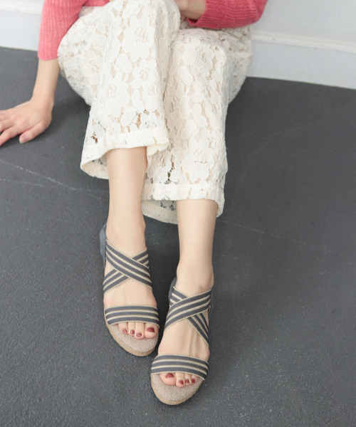 SESTO（セスト）の「ゴムでフィットするので靴ズレしにくい3.5cmヒールゴムフィットサンダル（サンダル・レディース・コーラル/ライトグレー/テラコッタ/ライトカーキ/アイボリー/ブラック/マスタード/ピンクゴールド/グレー/ブルー/ネイビー/グレイッシュベージュ/シルバー/ピンクベージュ/ピンク/レッド/ゴールド/レッド系その他/グレー系その他/ラベンダー/グリーン/カーキ/パープル/サックスブルー/モカ/シルバー系その他/ブラウン/ベージュ/チャコール/レオパード・LL/XXL/SS/L/S/M/18.0cm/19.0cm/21.0cm/17.0cm/20.0cm/3L）」の6枚目の写真