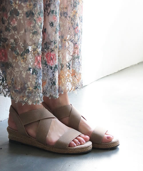 SESTO（セスト）の「ゴムでフィットするので靴ズレしにくい3.5cmヒールゴムフィットサンダル（サンダル・レディース・コーラル/ライトグレー/テラコッタ/ライトカーキ/アイボリー/ブラック/マスタード/ピンクゴールド/グレー/ブルー/ネイビー/グレイッシュベージュ/シルバー/ピンクベージュ/ピンク/レッド/ゴールド/レッド系その他/グレー系その他/ラベンダー/グリーン/カーキ/パープル/サックスブルー/モカ/シルバー系その他/ブラウン/ベージュ/チャコール/レオパード・LL/XXL/SS/L/S/M/18.0cm/19.0cm/21.0cm/17.0cm/20.0cm/3L）」の12枚目の写真