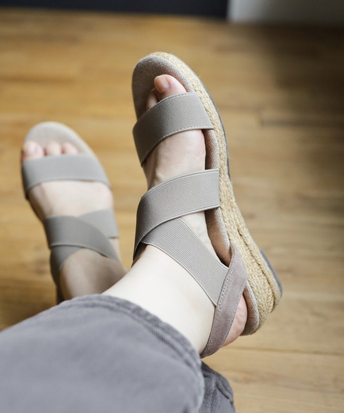 SESTO（セスト）の「ゴムでフィットするので靴ズレしにくい3.5cmヒールゴムフィットサンダル（サンダル・レディース・コーラル/ライトグレー/テラコッタ/ライトカーキ/アイボリー/ブラック/マスタード/ピンクゴールド/グレー/ブルー/ネイビー/グレイッシュベージュ/シルバー/ピンクベージュ/ピンク/レッド/ゴールド/レッド系その他/グレー系その他/ラベンダー/グリーン/カーキ/パープル/サックスブルー/モカ/シルバー系その他/ブラウン/ベージュ/チャコール/レオパード・LL/XXL/SS/L/S/M/18.0cm/19.0cm/21.0cm/17.0cm/20.0cm/3L）」の4枚目の写真