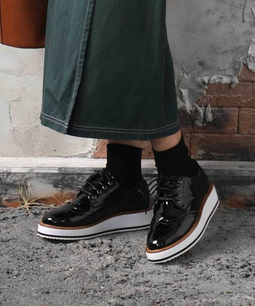 classicalelf(クラシカルエルフ)の「厚底エナメル調オックスフォードシューズ(ローファー・レディース・ブラック/ホワイト・38/39/37/36/40/41/42)」の14枚目の写真