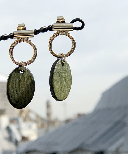 petitcro（プティクロ）の「【paris】オーバルウッドピアス（ピアス（両耳用）・レディース・ネイビー/ブラウン/カーキ・ONE SIZE）」の3枚目の写真