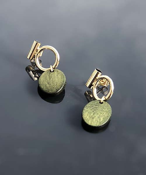 petitcro（プティクロ）の「【paris】オーバルウッドピアス（ピアス（両耳用）・レディース・ネイビー/ブラウン/カーキ・ONE SIZE）」の5枚目の写真