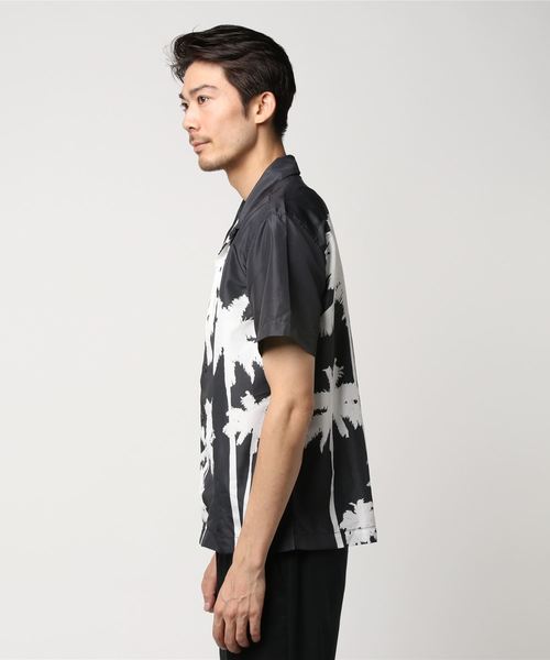 AZIONE(アジオネ)の「AZIONE/アジオネ/ヤシの木柄シャツ(シャツ/ブラウス・メンズ・ホワイト/ブラック・MEDIUM/LARGE)」の3枚目の写真