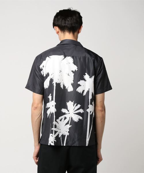 AZIONE(アジオネ)の「AZIONE/アジオネ/ヤシの木柄シャツ(シャツ/ブラウス・メンズ・ホワイト/ブラック・MEDIUM/LARGE)」の4枚目の写真