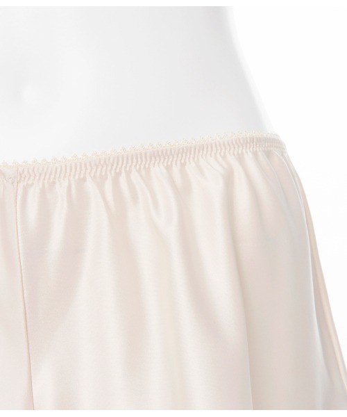 PEACH JOHN（ピーチジョン）の「【さらりとした着心地のインナー。摩擦や下着の透け防止に◎】レーストリムサテンタップパンツ（インナーウェア/肌着・レディース・ブラック/アイボリー/ブルー/ネイビー/ピンクベージュ/ラベンダー/グレイッシュブルー/ピンク/ミント/コーラル/ローズ/スモークピンク/ワイン/ダークネイビー/グレイッシュベージュ/レッド/ライトブルー・SMALL/MEDIUM/LARGE）」の20枚目の写真