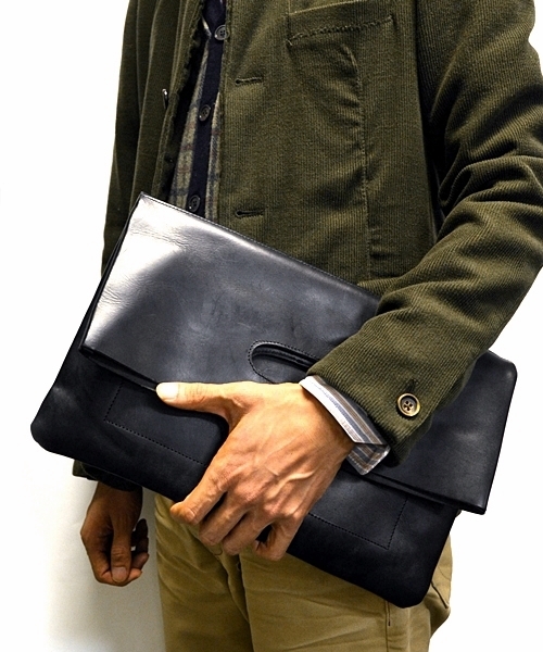 SHIPS（シップス）の「AMIACALVA for SHIPS: 別注“ブライドルレザー” 二つ折り/クラッチバッグ■（クラッチバッグ・メンズ・ブラック/ブラウン・ONE SIZE）」の2枚目の写真