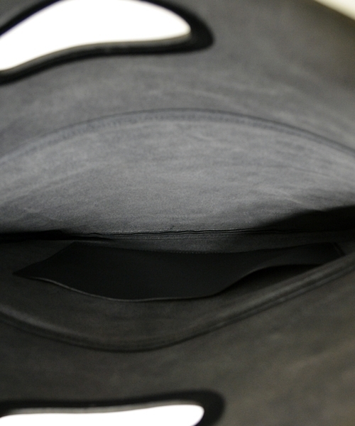 SHIPS（シップス）の「AMIACALVA for SHIPS: 別注“ブライドルレザー” 二つ折り/クラッチバッグ■（クラッチバッグ・メンズ・ブラック/ブラウン・ONE SIZE）」の8枚目の写真