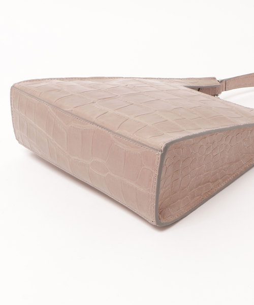 STAUD(スタウド)の「STAUD / クロコエンボスレザーショルダーバッグ(ショルダーバッグ・レディース・ライトグレー・FREE)」の4枚目の写真